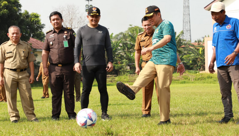 Pj Bupati Tangerang Kickoff Pertandingan Sepak Bola Pekan Olahraga Buruh 2024